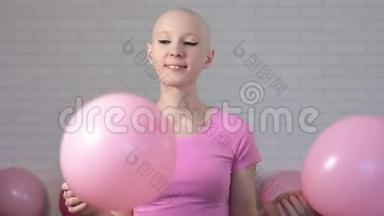快乐的<strong>乳腺</strong>癌幸存者女人微笑着看着相机，玩着粉红色的气球-<strong>乳腺</strong>癌意识